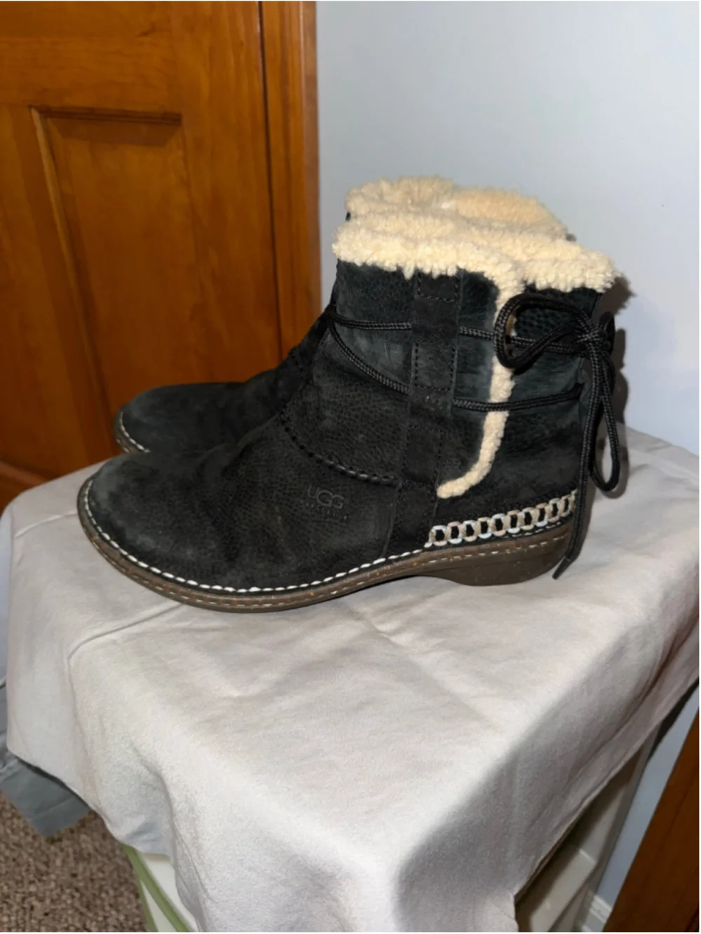 Women's UGG Cove Black & Beige Suede Ankle Boots, Size 9